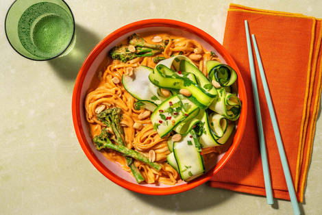 Udonnudlar i röd curry- och sataysås