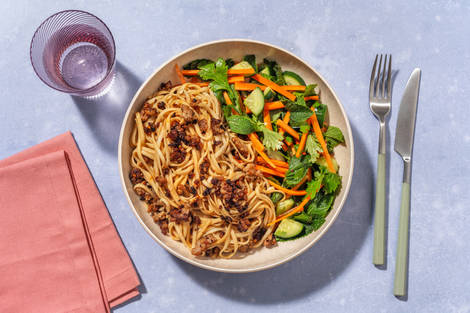 Hurtige vietnamesiske nudler og hakket svinekød