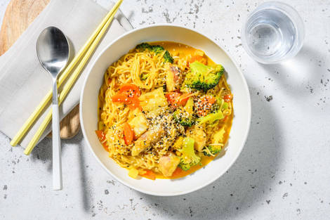 Gele viscurry met volkoren noedels