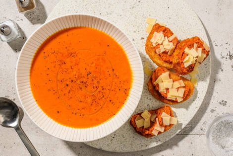 Soupe de tomate et bruschette au pesto rouge