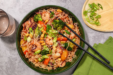 Snabba nudlar med räkor i sötsur sås