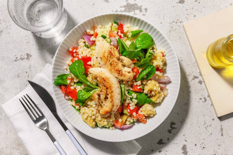 Salade de couscous perlé au poulet et dés de fromage aux herbes