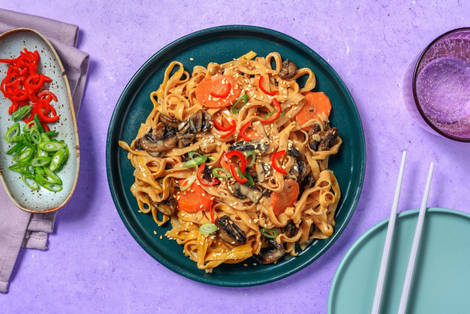 Chilinudel-Pfanne in Kokos-Limetten-Sauce