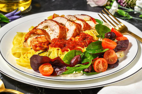 Prosciutto- & mozzarellakyckling i tomatsås