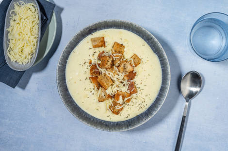 Crema casera de coliflor y queso italiano con salmón noruego