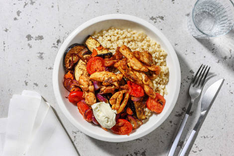 Bowl met kippendij, aubergine en labne