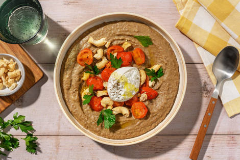 Burrata soffice e pancetta su crema di lenticchie