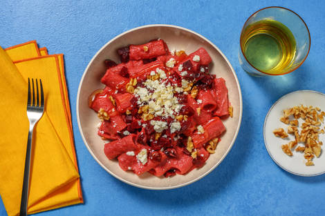 Rigatoni con ternera y salsa de remolacha