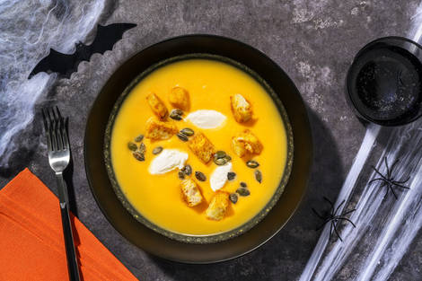 Crema de calabaza embrujada con pipas tostadas y langostinos