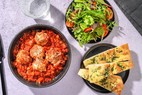 Gratinerede kødboller i tomatsauce