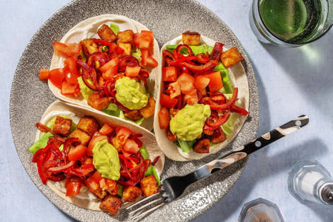 Wraps met sticky tempeh en avocadodip