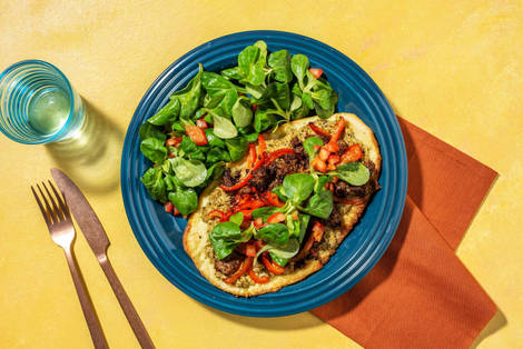 Pizza sur pain naan au fromage frais au pesto et bœuf haché