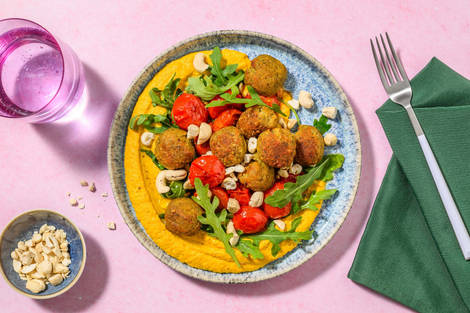Falafel dorati su hummus di carote