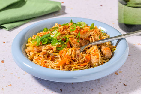 Sesamnoedels met zoet-pittige varkensreepjes