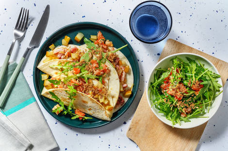 Piadinas de bacon, pera salteada y cebolla frita