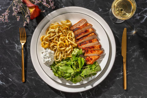 Schweinelachssteak auf Kräuterbutter-Spätzle