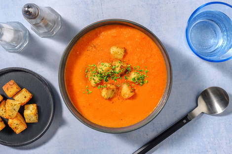 Sopa rubí: tomates y verduras asadas con salmón