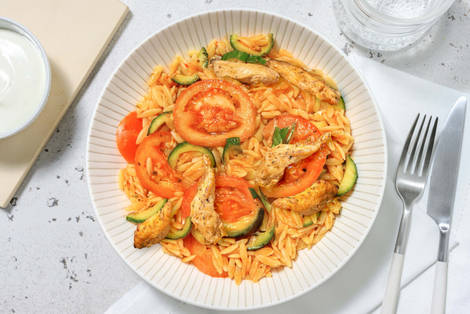 Pollo in mediterraner Marinade auf Orzo