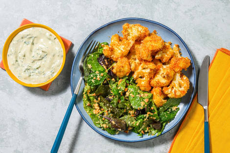 Panierter Blumenkohl mit Kräuterdip & Salat