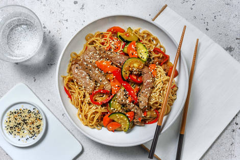 Biefstukreepjes met noedels in zoete Aziatische saus