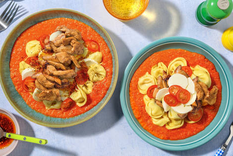 Tortellini-Vulkan in Tomaten-Lava mit extra Bio-Hähnchen