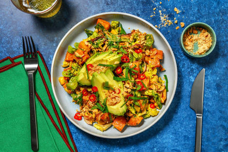 Tropische Salat-Bowl mit Süßkartoffel & Mango