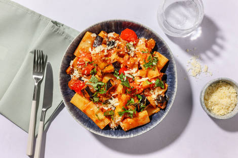 Rigatoni alla norma met Parmigiano Reggiano