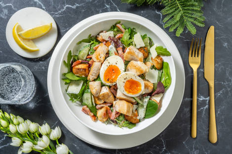 Salade César au poulet, lardons & croûtons