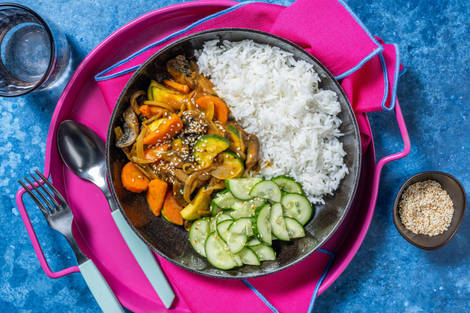 Mildes japanisches Gemüse-Curry auf Sesam-Reis