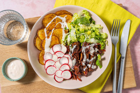 Beyond Burger Bowl mit Harissa-Kartoffel-Chips
