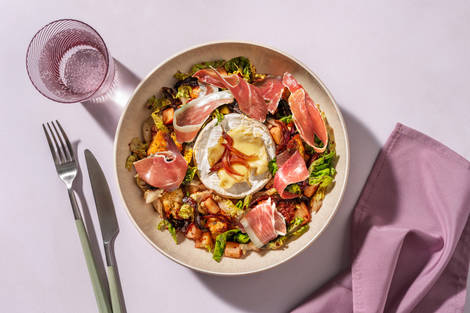 Brot-Salat mit Ofen-Camembert und extra Prosciutto