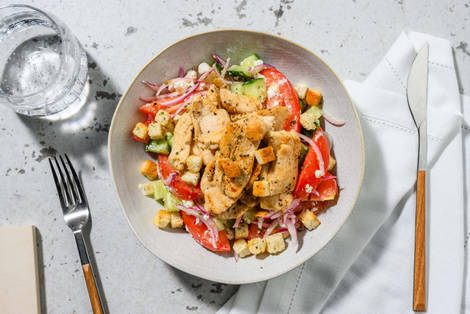 Hähnchenstreifen auf griechischem Salat