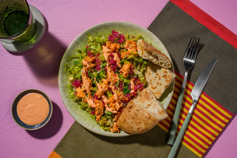 Salade met warmgerookte zalm en whiskeysaus