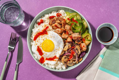 Rijstbowl met varkensreepjes en gebakken ei