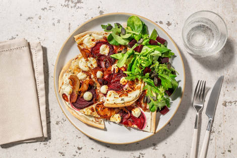 Flammkuchen met geitenkaas en rode biet