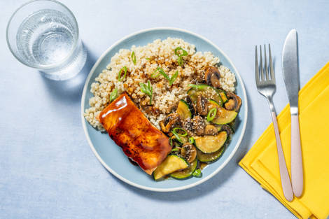 Sticky zalmfilet met champignons en gomasio