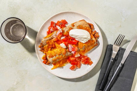 Cheesy tortilla-ovenschotel met kipgehakt en zure room