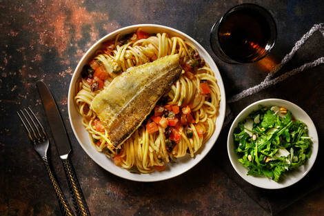 Stekt torsk på oliv- och tomatlinguine
