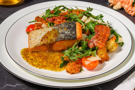 Stekt lax och honung- och senapsdressing