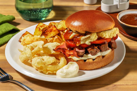 Grillet steakburger og BBQ-sauce