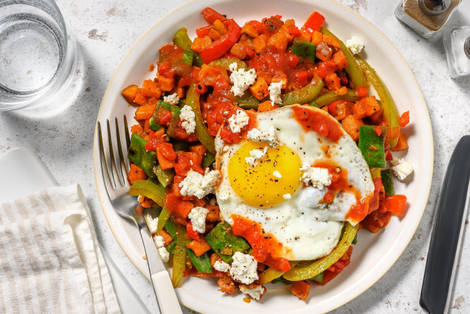 Poêlée de patate douce, œuf sur le plat et poivron pointu