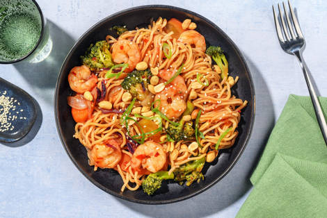 Snabba nudlar och räkor i sötsur sås