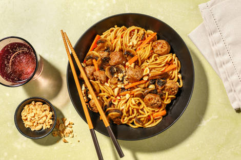 Udon noodles saporiti alla salsiccia e funghi