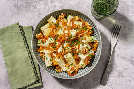 Rigatonis al queso azul con pera caramelizada y ternera