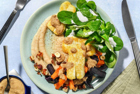 Grillkäse und Ofenkarotten auf Butterbohnenpüree