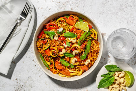 Stir-fry met noedels, tahin en courgetti