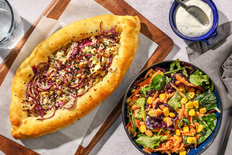 İçli Pide mit Bio-Feta, Zwiebeln & Minzjoghurt