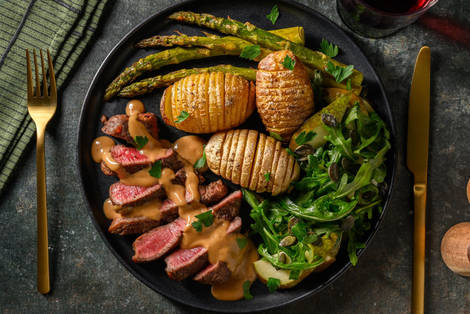 Stekt rumpstek och krämig rödvinssås