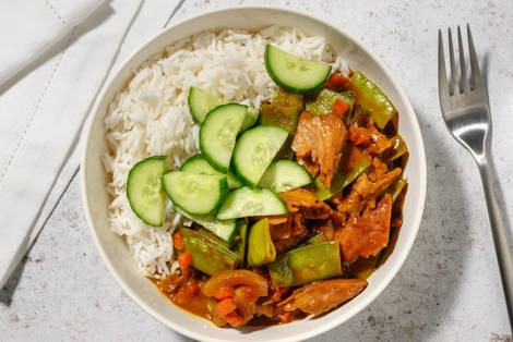 Plantaardige kipstukjes in kerrie-pindasaus