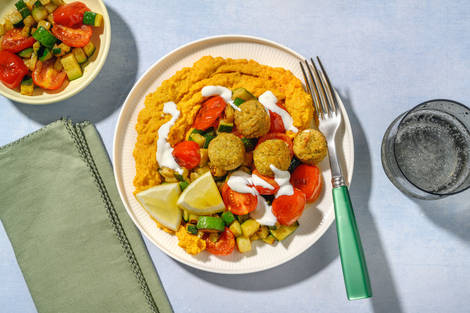 Falafel aromatici su hummus di carote e tahina